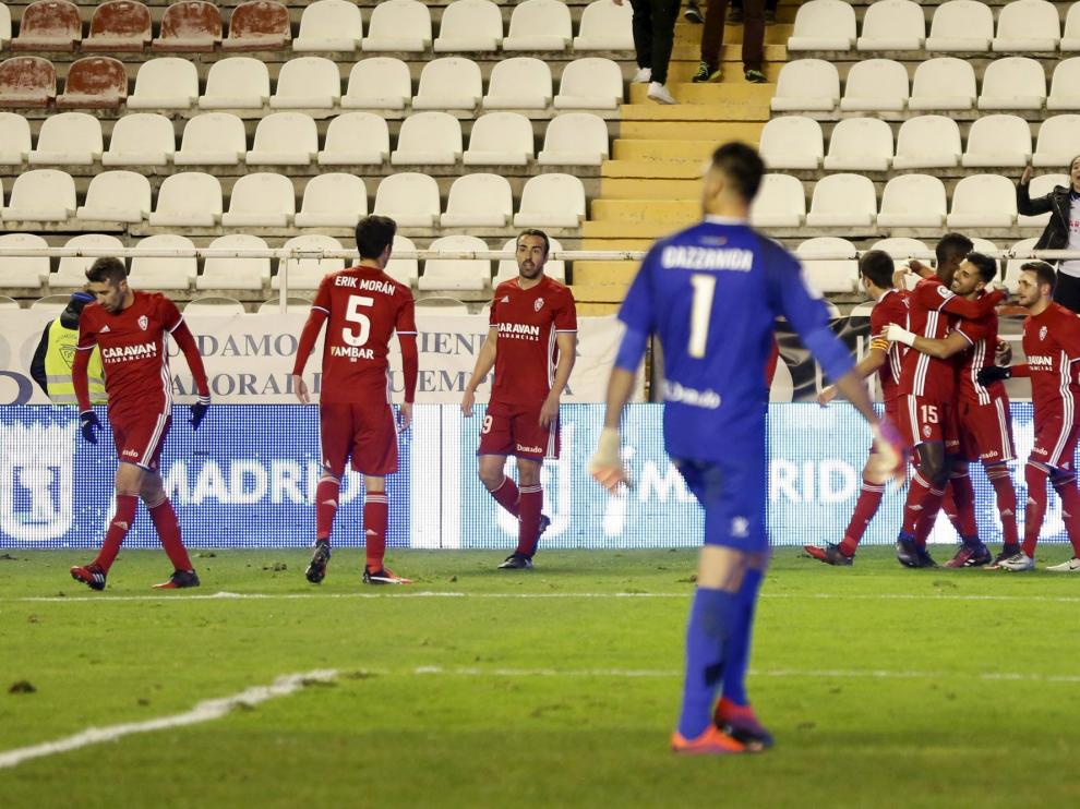 Los jugadores zaragocistas celebran el segundo gol, anotado por Ángel de penalti