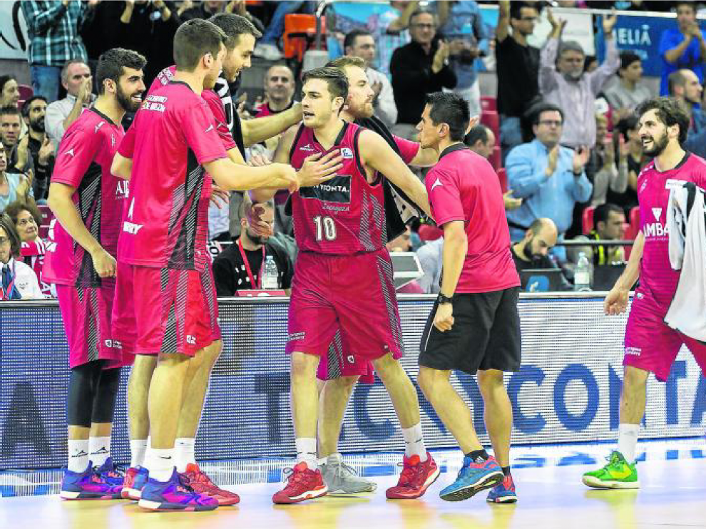 Sergi García celebra junto a sus compañeros una canasta durante un partido en el Príncipe Felipe.