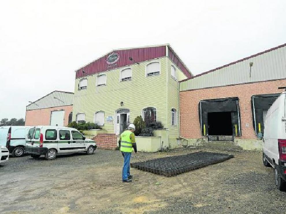 Huevos fritos en Albentosa. El empresario Javier Yzuel reconvierte un secadero de Albentosa en una fabrica de huevos fritos congelados con capacidad para 200.000 unidades al día. Arrancará en enero con 12 empleados.
