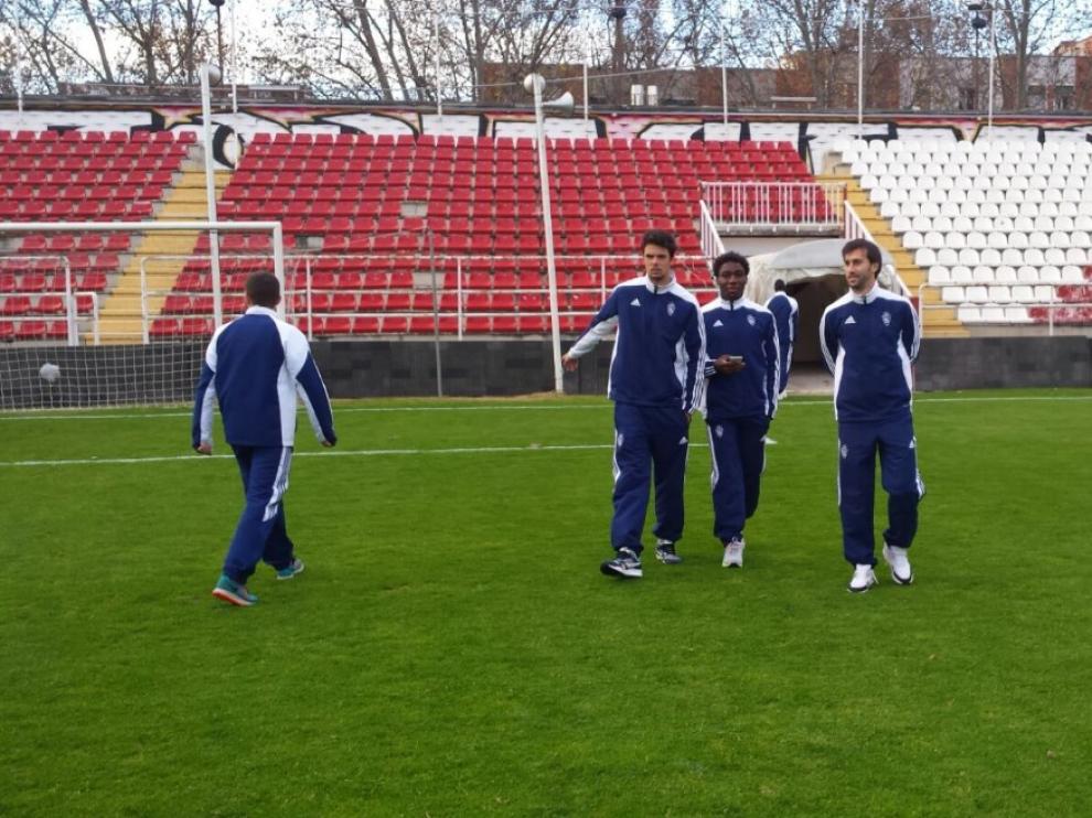 Los jugadores del Real Zaragoza sobre el césped de Vallecas.
