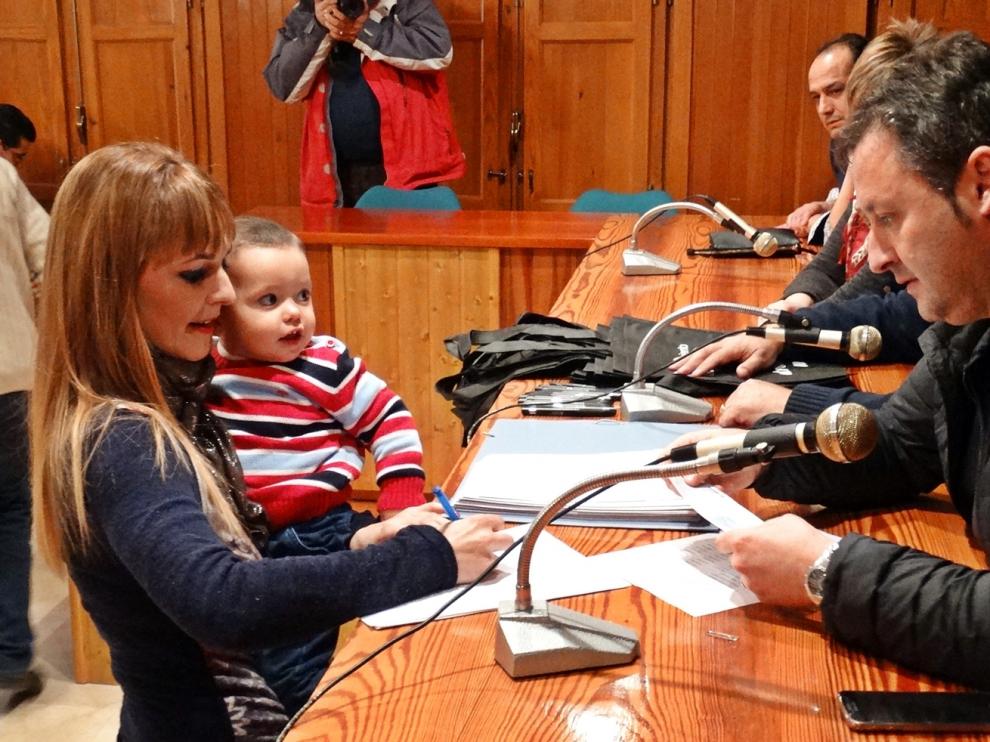 Entrega del cheque bebé en Utrillas.