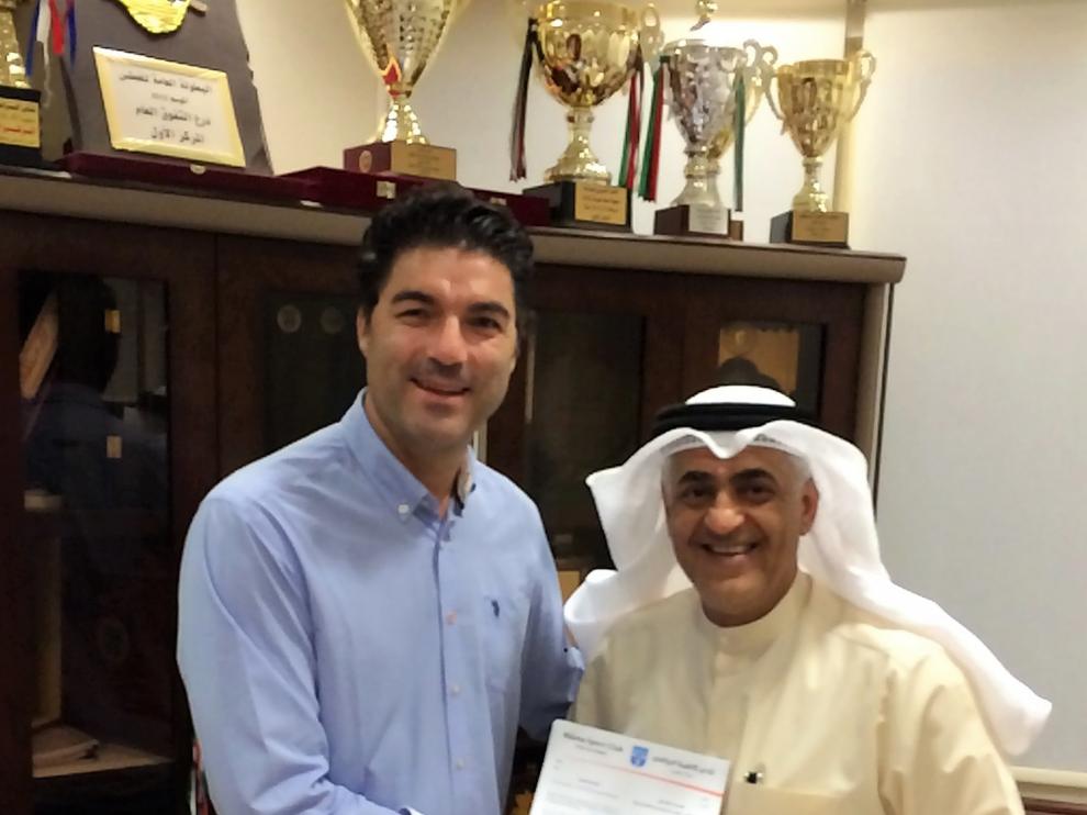Luis Aragón el día de la firma de su nuevo contrato con el Kazma SC de Kuwait.