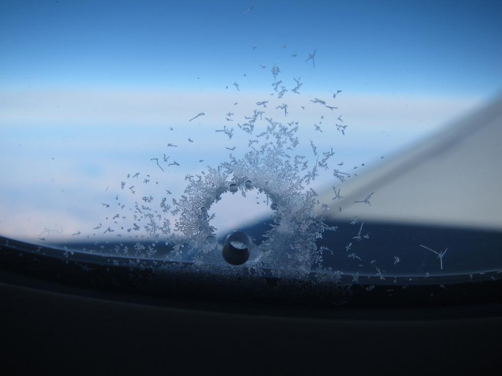 El agujerito que hay en las ventanillas de los aviones.