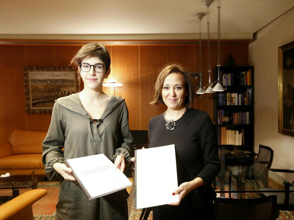 Mayte Pérez entrega el Pacto por la Educación a la presidenta de las Cortes para su debate