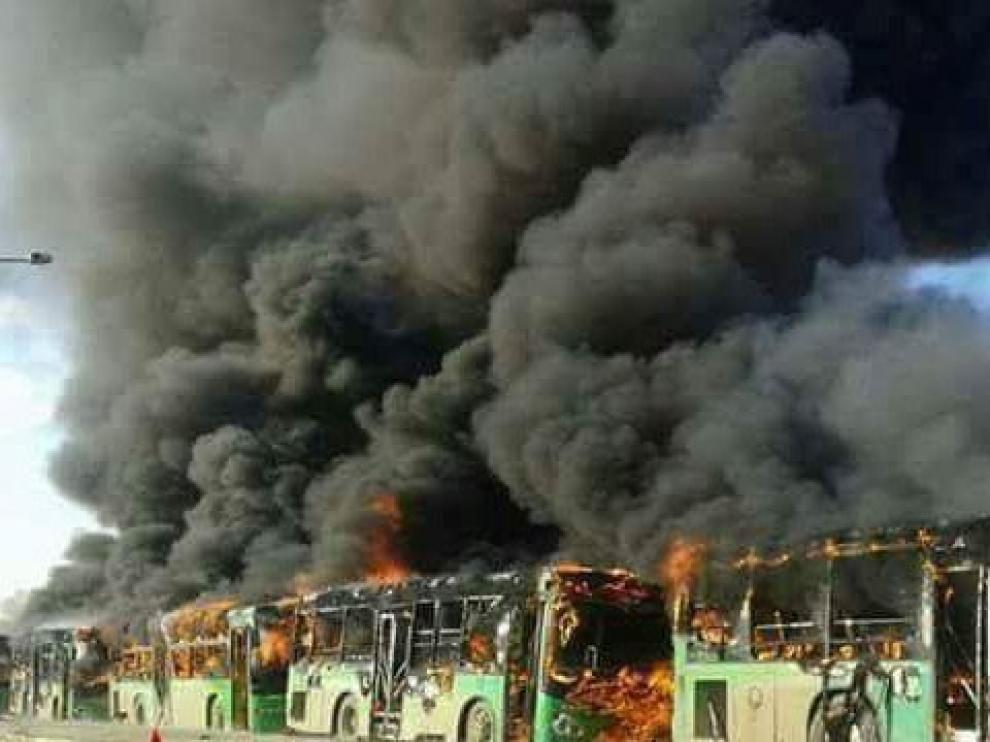 Algunos de los autobuses ardiendo.