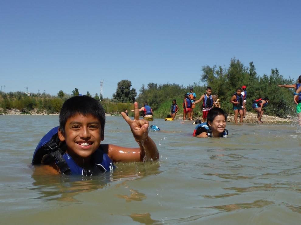 Niños bañándose en el meandro de Ranillas, en una actividad de Ebronautas.