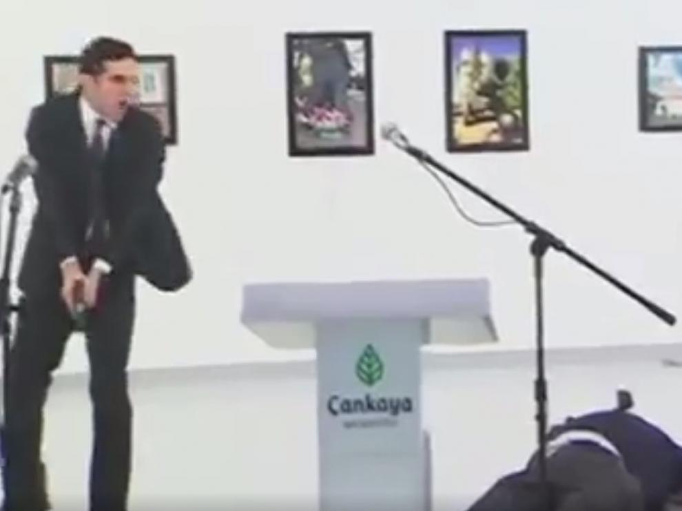 Muere el embajador ruso en Turquía tras ser tiroteado en Ankara