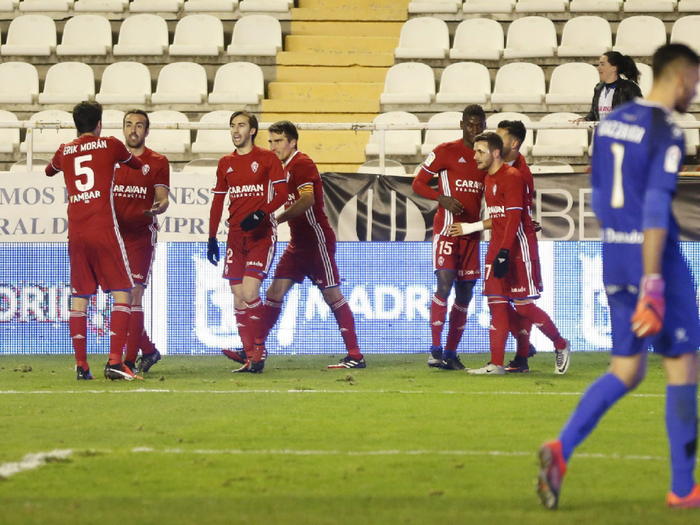 Los jugadores del Real Zaragoza celebran en Vallecas la consecución del 0-2.