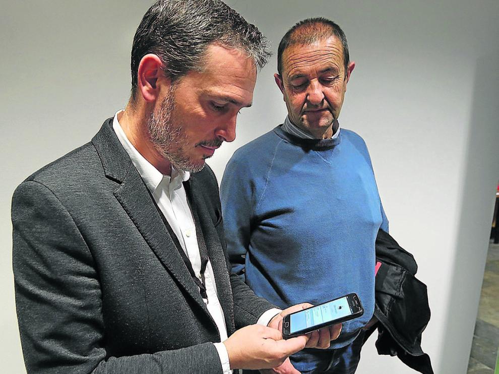 Ramón Acín y Josue Elbaile, en la presentación de las aplicaciones.