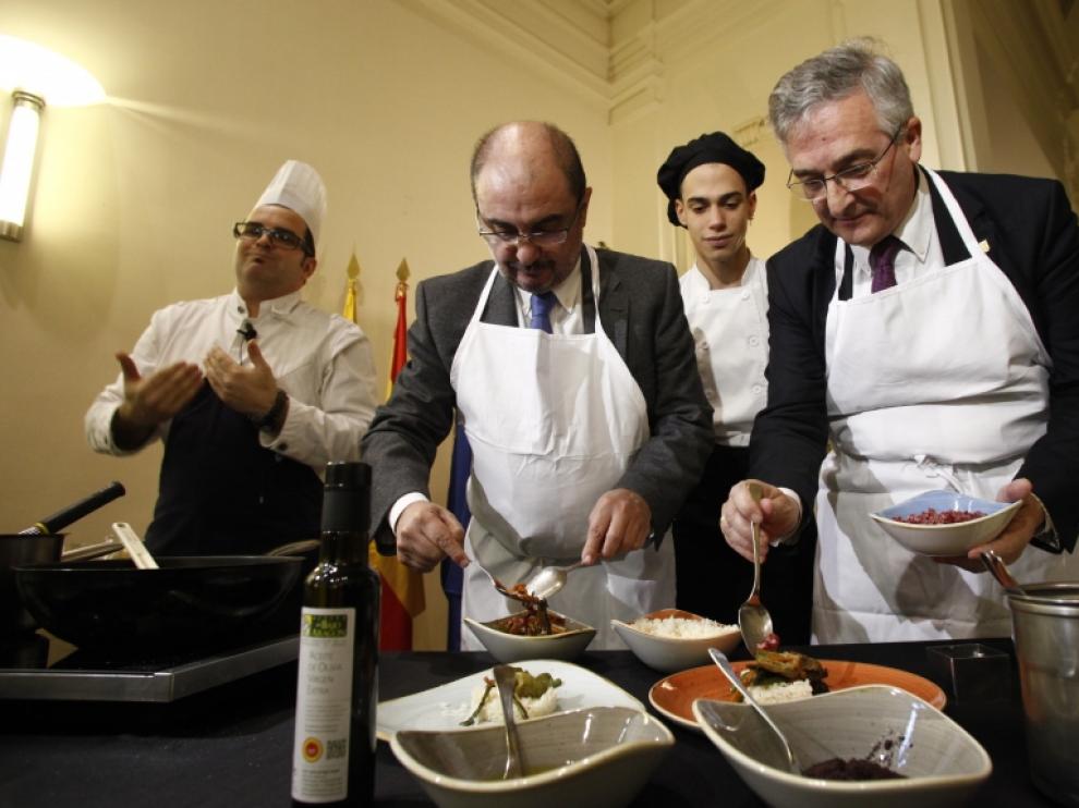 Lambán y Olona han participado en un 'show cooking' de alimentos de Aragón.