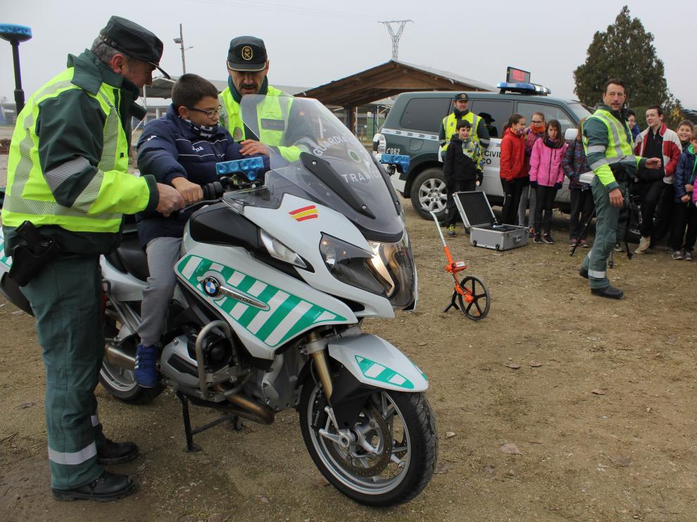 Los alumnos han tenido la oportunidad de subirse a una de las motos del sector de Tráfico.