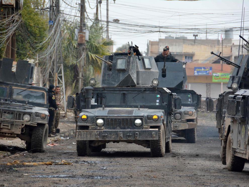 Las fuerzas iraquíes patrullan Mosul en una operación contra el Estado Islámico.