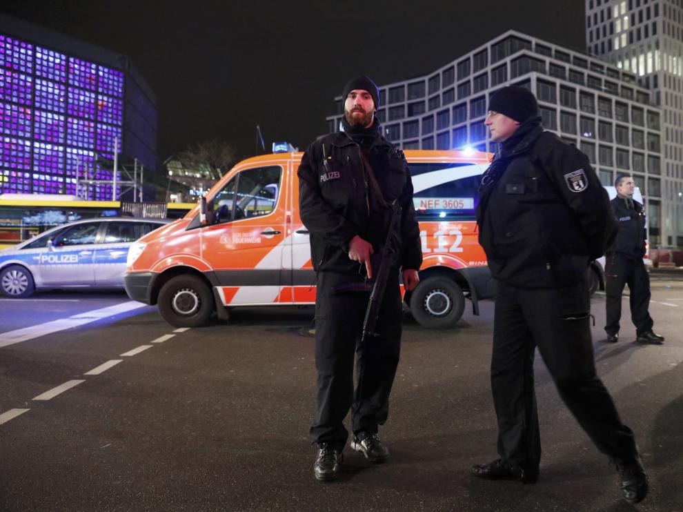 Policías en el mercado navideño de Berlín.