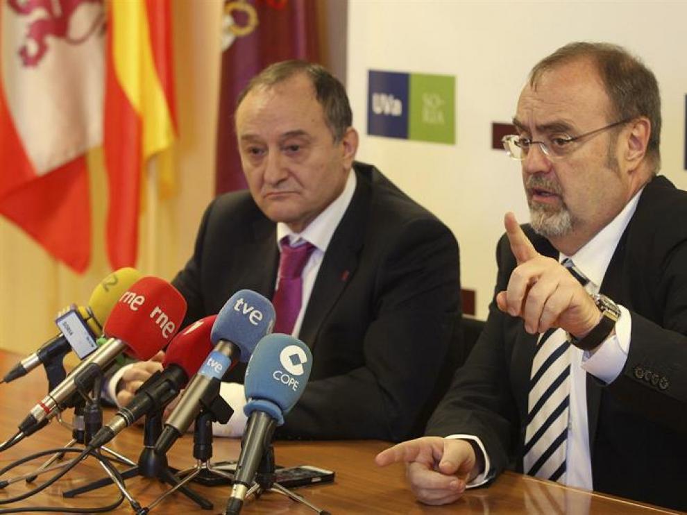 El consejero de Educación de la Junta de Castilla y León, Fernando Rey (d), junto al rector de la Universidad de Valladolid, Daniel Miguel San José, durante la rueda de prensa que han ofrecido hoy para presentar el nuevo edificio del Campus de Soria.