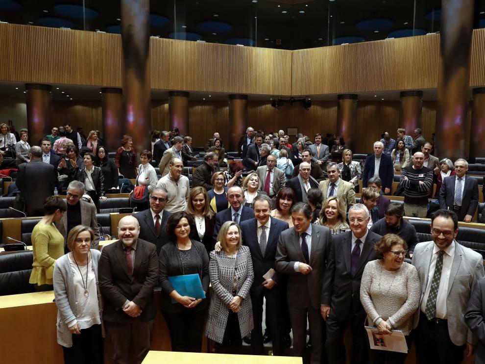 Zapatero, ovacionado por su grupo en el Congreso