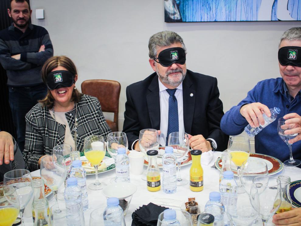 El rector y su equipo desayunan 'a ciegas'