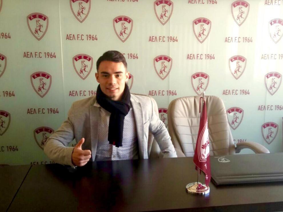 Pablo Gállego, feliz tras rubricar su contrato con el AEL Larissa.