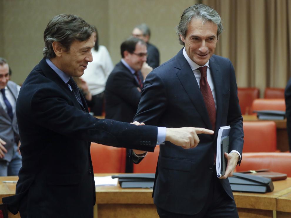 El portavoz del PP, Rafael Hernando, junto al ministro de Fomento, Iñigo de la Serna, ayer.