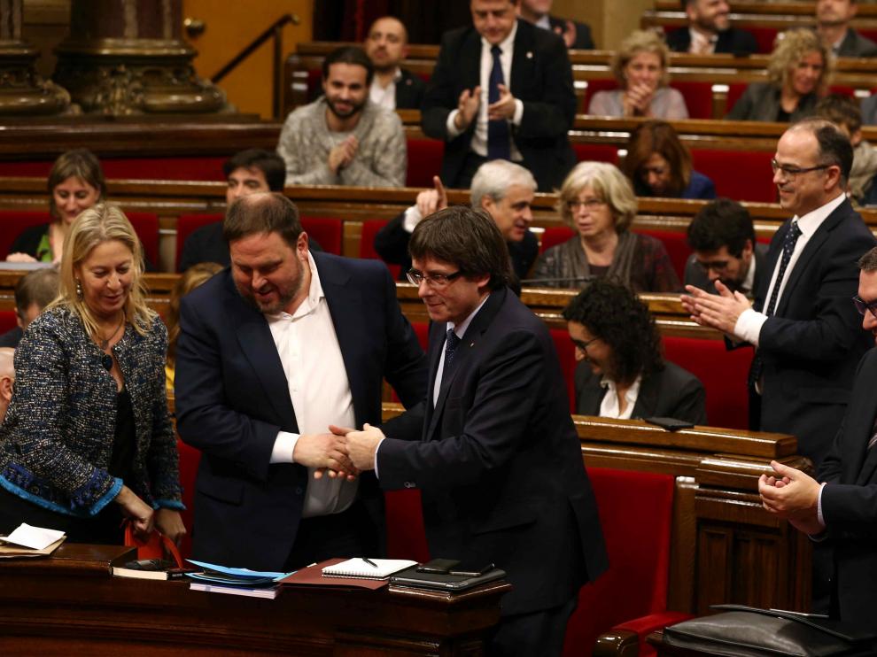Puigdemont felicita a Junqueras tras la admisión a trámite de los presupuestos.