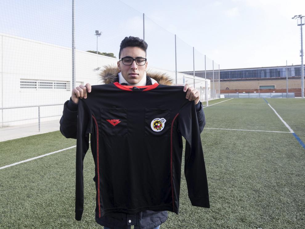Fahd Abbou, en el campo del Miralbueno con la camiseta del uniforme arbitral.