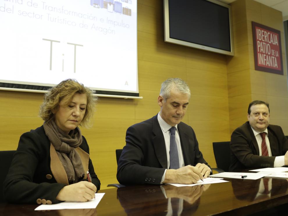 Firma del acuerdo entre la Obra Social de Ibercaja y la DGA.