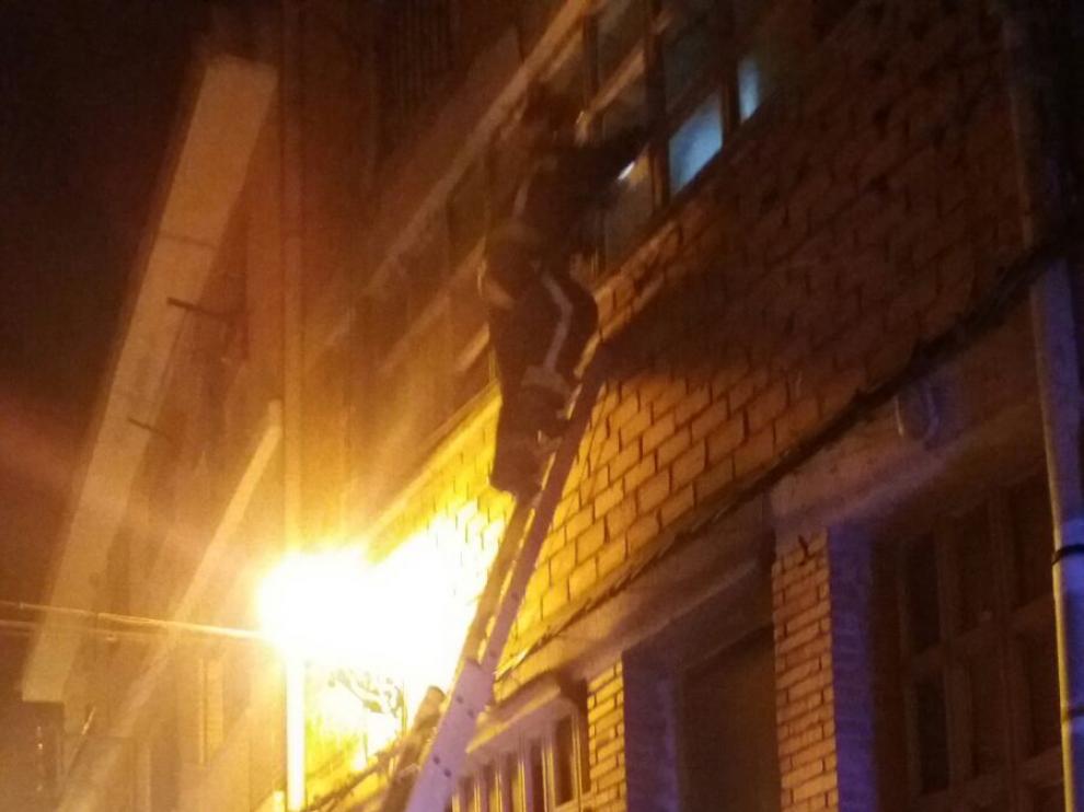 Bomberos de la DPZ sofocando un incendio en Illueca.