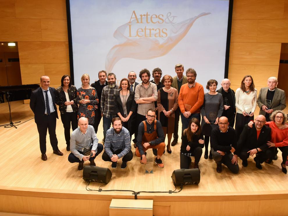 Los galardonados, con los encargados de entregar los premios y los representantes de Heraldo.