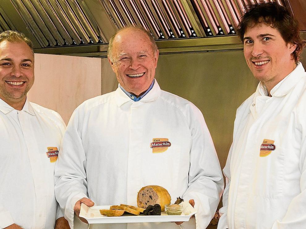 De izquierda a derecha, Joaquín Velasco, Miguel Botaya y Juan Botaya, de Casa Matachín, con un plato de pularda rellena que comercializa esta empresa, ya preparada.