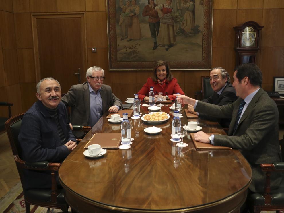 Báñez se ha reunido este martes con los representantes de UGT, CC.OO., Ceoe y Cepyme.
