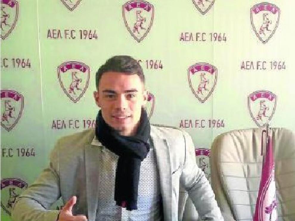 Pablo Gállego Lardiés posa tras firmar ayer con el Larissa.