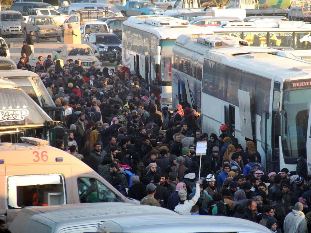 Continúan las evacuaciones de Alepo y de pueblos de mayoría chií en Siria.