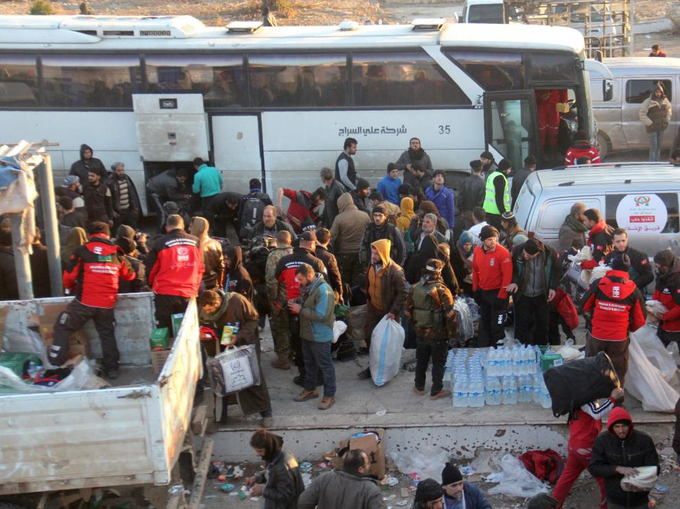 Personas evacuadas del este de Alepo.