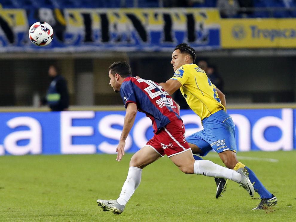 Choque entre el UD Las Palmas y el SD Huesca.
