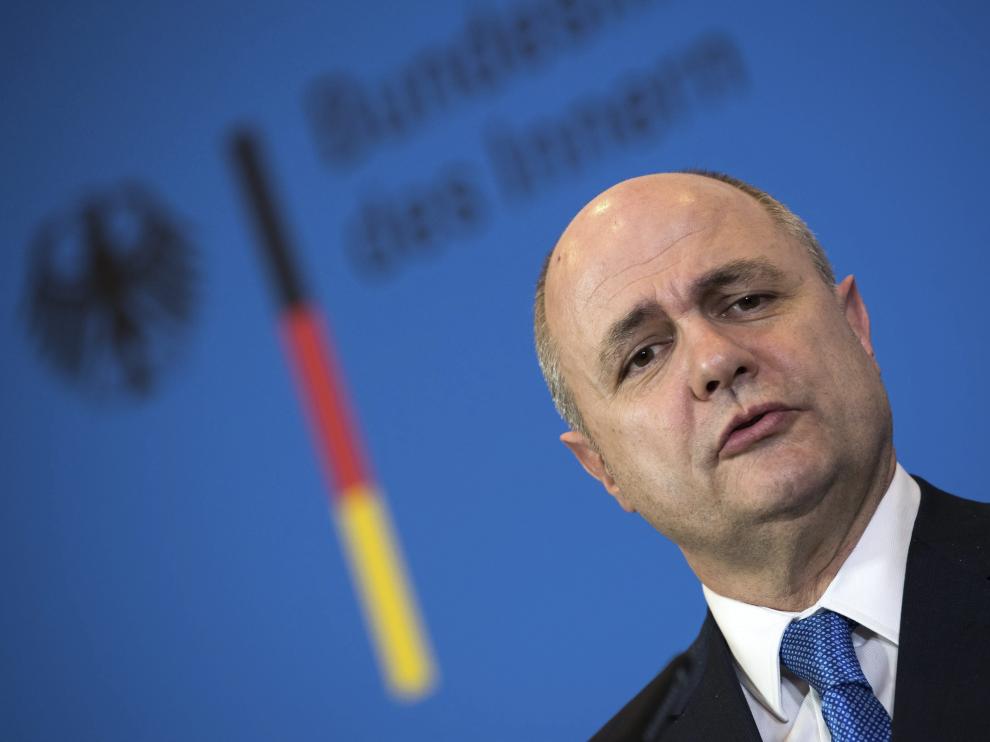 El ministro francés del Interior, Bruno Le Roux, en Berlín.