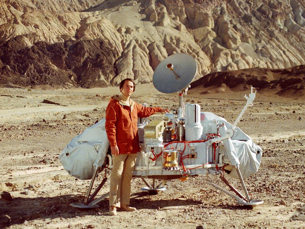 Sagan junto a una maqueta de las sondas Viking, destinadas a posarse sobre Marte.