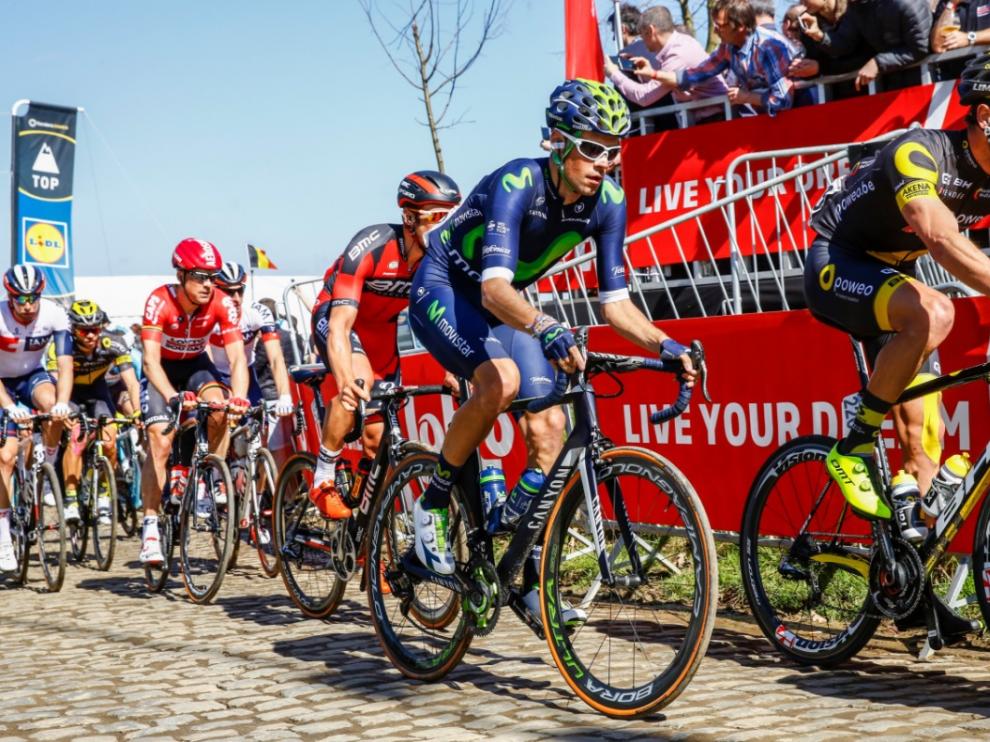 Jorge Arcas sobre los adoquines con el maillot de Movistar.