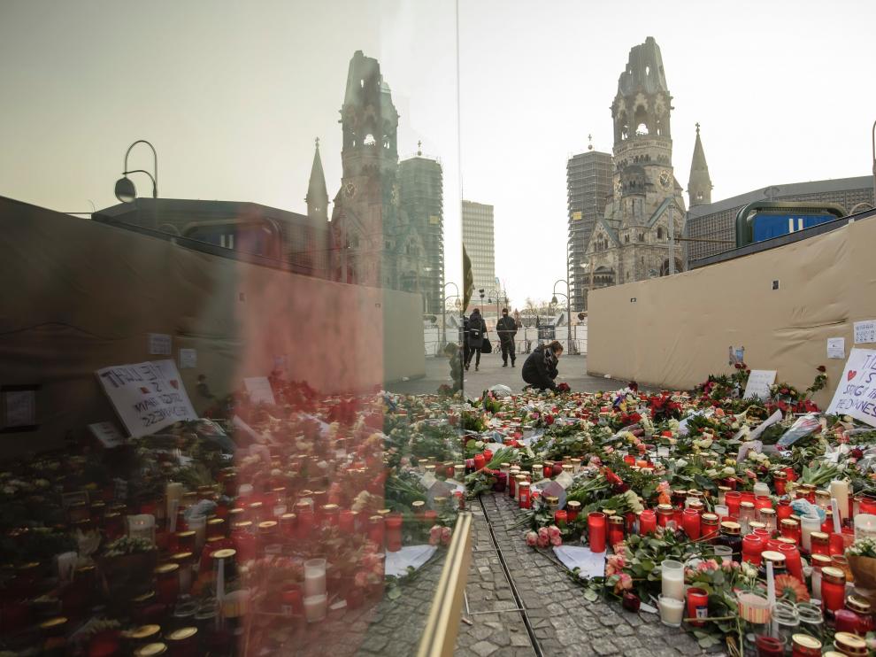 Miles de flores recuerdan a las víctimas en el lugar del atentado.