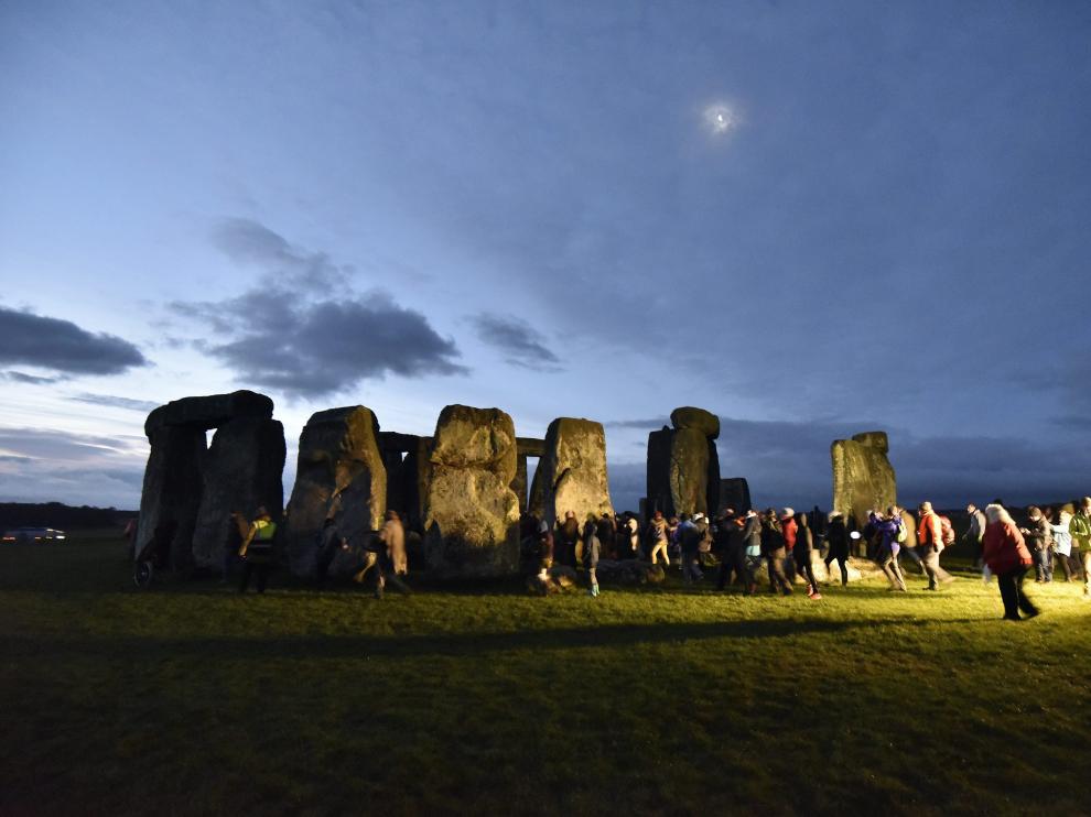 Miles de personas celebran el solsticio de invierno en Stonehenge.