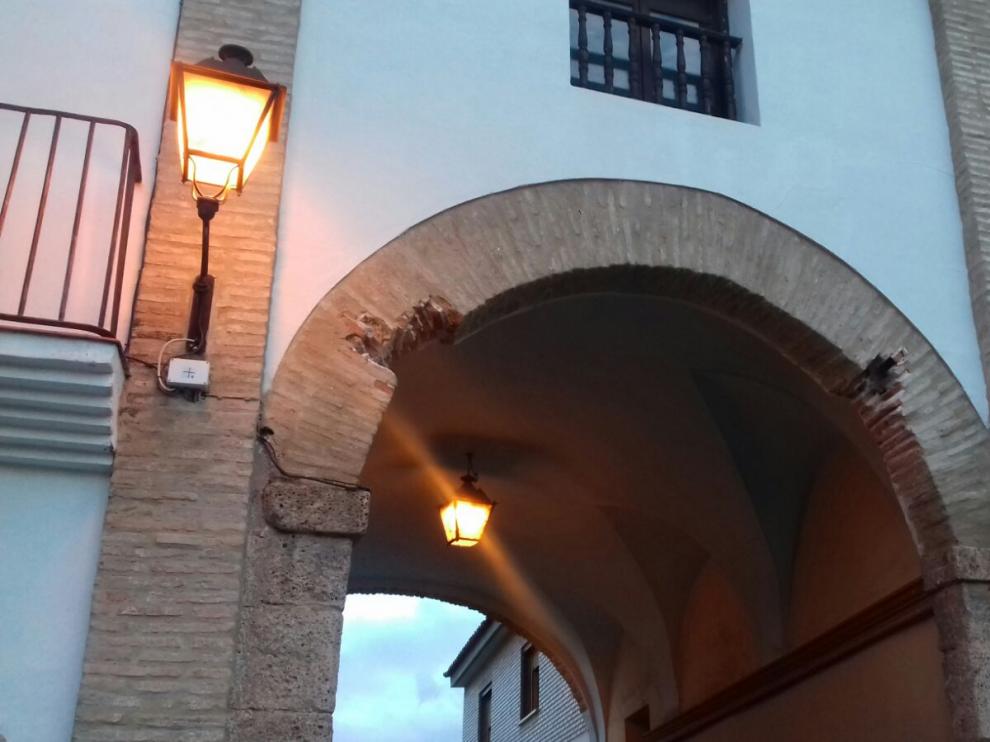 Un camión causa daños en un arco de la plaza de Chodes