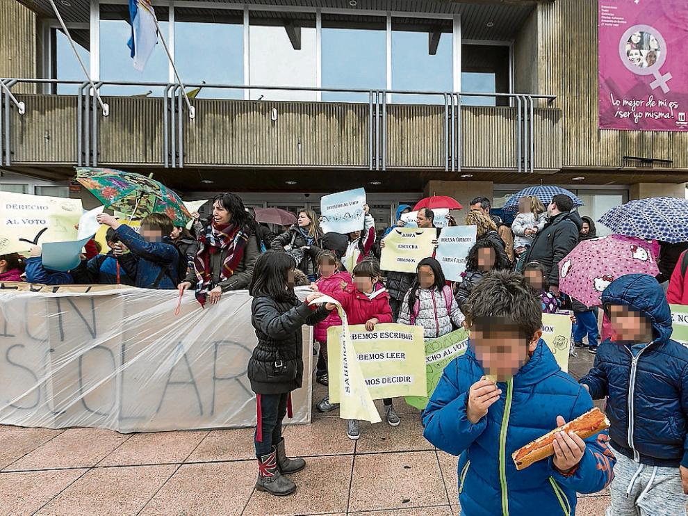 Protesta en un colegio aragonés durante el proceso del curso pasado.