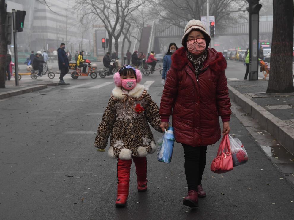 Los habitantes de Pekín, obligados a salir a la calle con mascarilla debido a los latos niveles de contaminación.
