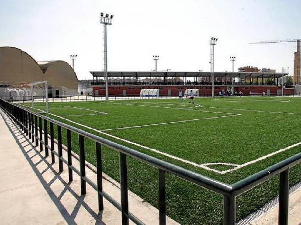 Imagen de un campo de fútbol municipal de la capital aragonesa.