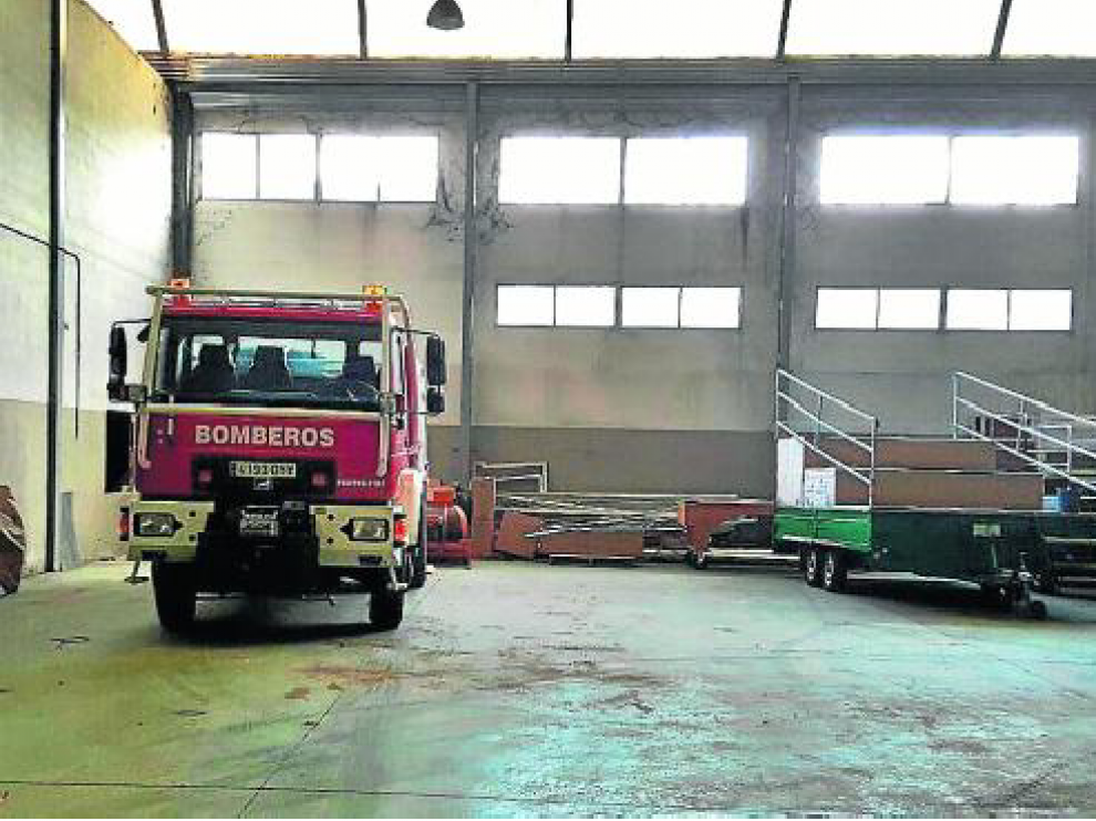 El Ayuntamiento de Utrillas aprobó el pasado mes de septiembre ceder a la Diputación Provincial una nave lista para acoger el nuevo parque de bomberos. En las instalaciones en la fotografía ya se guarda desde hace una década el vehículo que se utiliza en la zona en casos de emergencia.
