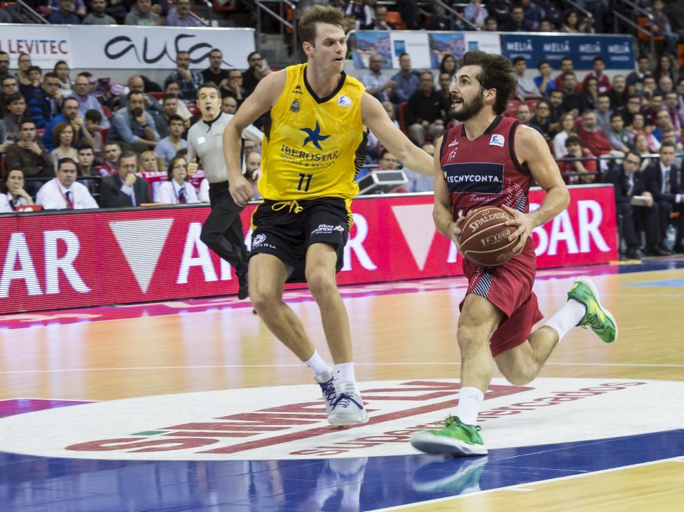 Tomás Bellas penetra a canasta durante el partido ante el Tenerife.