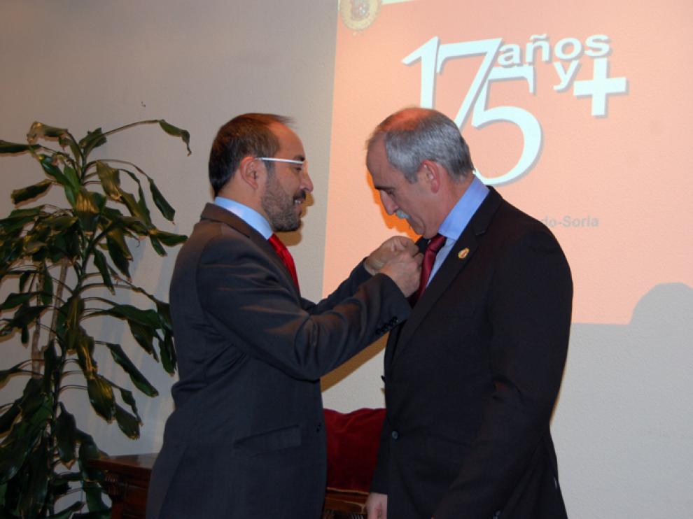 El presidente de la Diputación de Soria, Luis Rey, ha impuesto la Medalla de Oro al actual director del centro, Miguel Ángel Delgado.