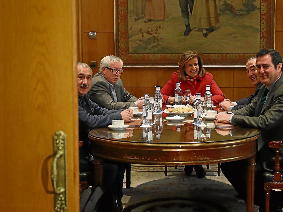 Pepe Álvarez, Ignacio Fernández Toxo, Fátima Báñez, Juan Rosell y Antonio Garamendi, al inicio de la reunión de ayer en Madrid.