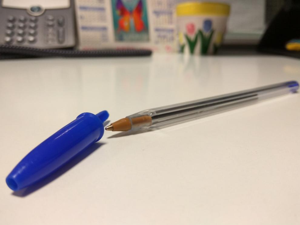 Todos los tapón de bolígrafos bic tienen un orificio en el extremo.