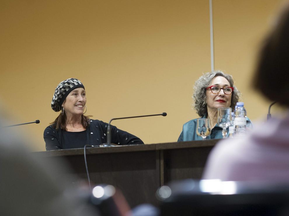 Mesa redonda de Luisa Gavasa y Verónica Forqué.