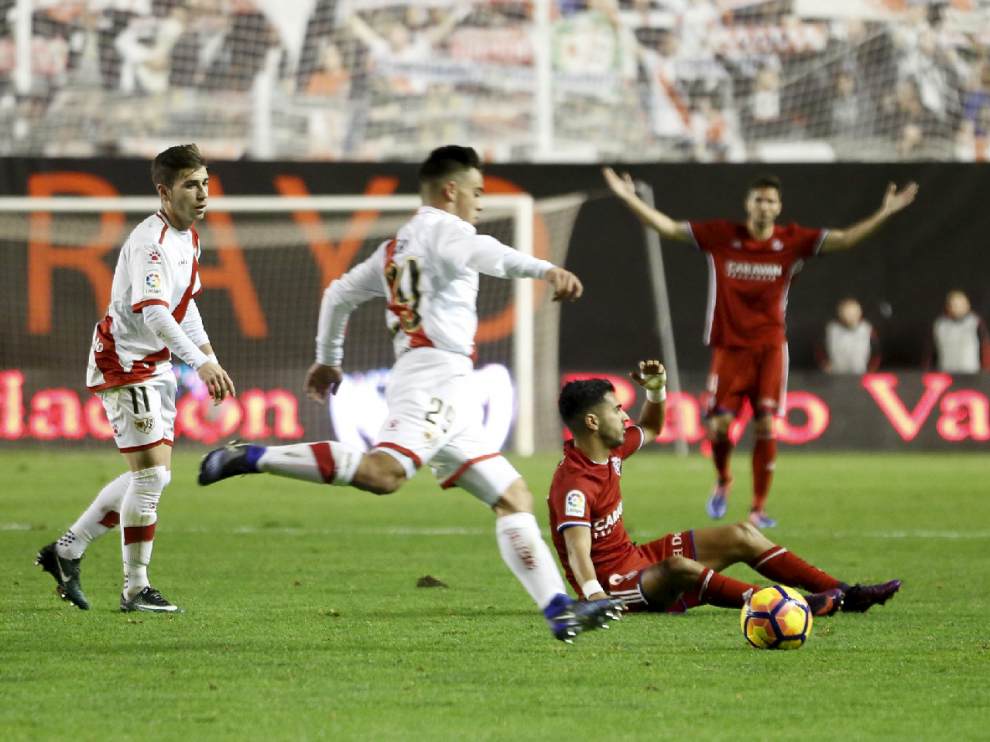 Ángel, caído en el suelo tras perder el balón ante el rayista Fran Beltrán, mientras Cabrera pide falta al fondo, en un lance del partido Rayo Vallecano-Real Zaragoza que ganó el cuadro aragonés 1-2 el pasado domingo.