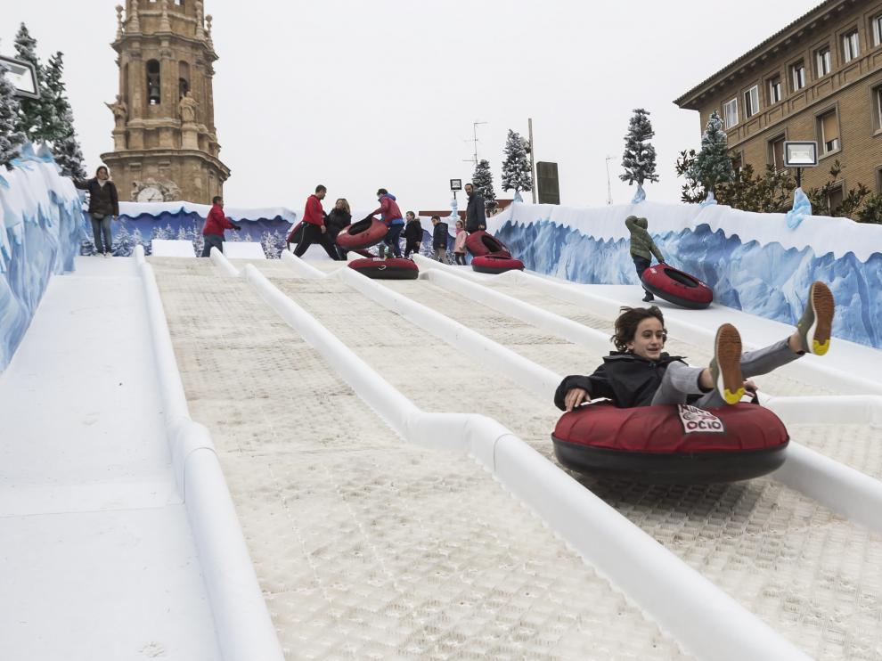 Pista de trineos neumáticos en la plaza del Pilar.